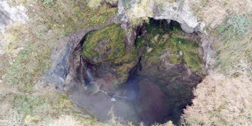 Bildiğiniz tüm mağaraları unutun: İçinden akan şelalesi ve derinliği fark atmaya yetiyor 1